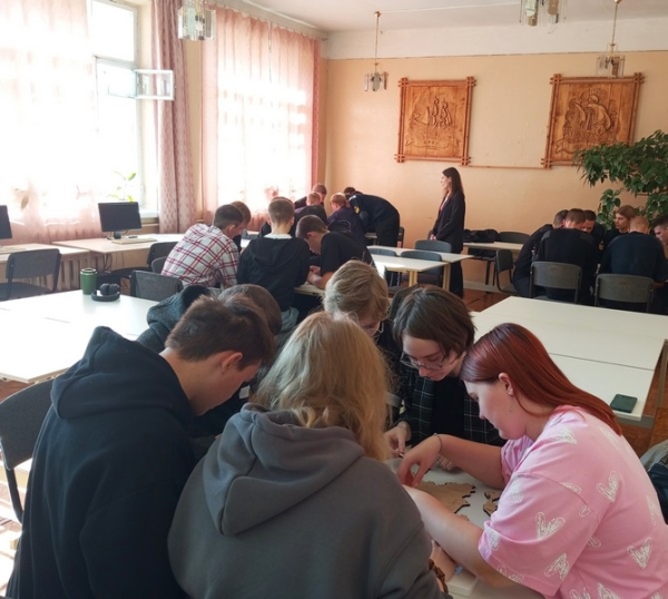 Обучающиеся филиала соревнуются в сборке спилс-карт