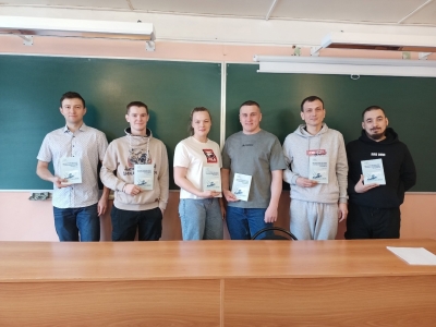 Подарок от профессора А.В. Саушева лучшим студентам