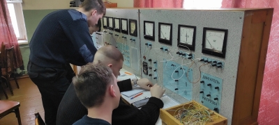 Курсанты — судоводители закрепляют на практике знания в области электроники и электротехники