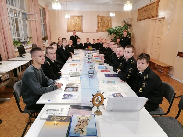 С книгой по родным просторам