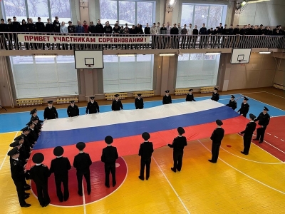 Курсанты развернули огромную копию флага РФ